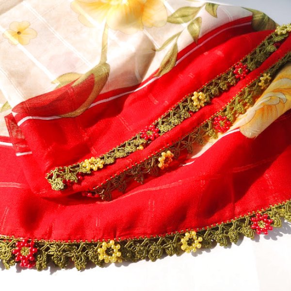 画像1: ボンジュックオヤ・スカーフ /赤とクリームに、赤と黄色のビーズの花 (1)