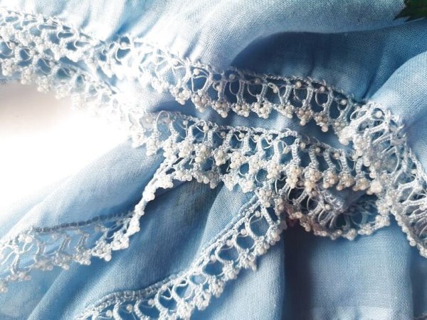 画像1: ボンジュクトゥーオヤ・スカーフ /ライトブルーに同色の糸と白いビーズの縁飾り (1)