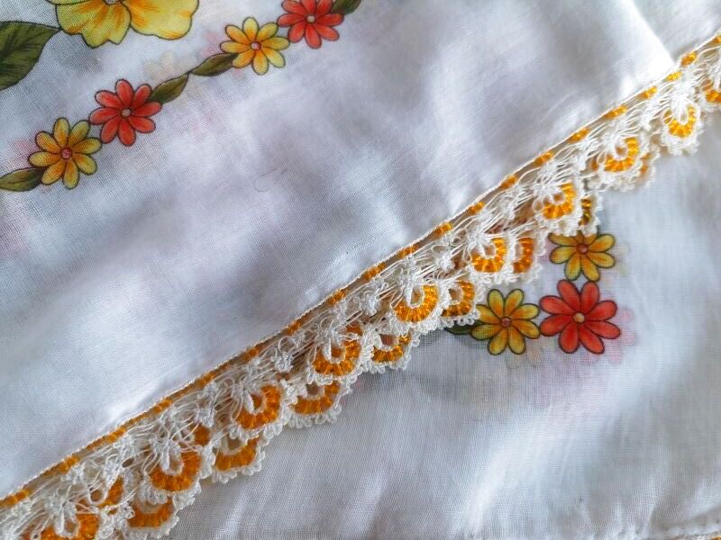 ボンジュックトゥーオヤ・スカーフ / 白地に黄色とオレンジの花