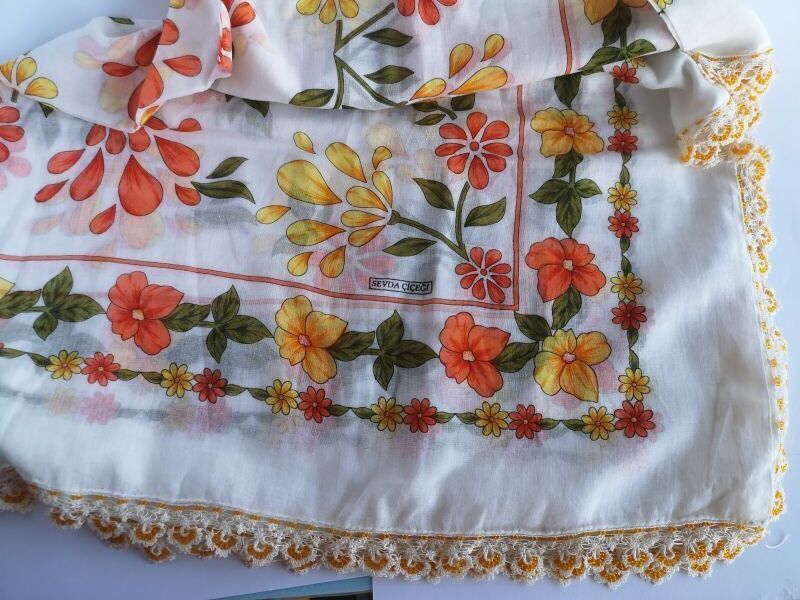 ボンジュックトゥーオヤ・スカーフ / 白地に黄色とオレンジの花